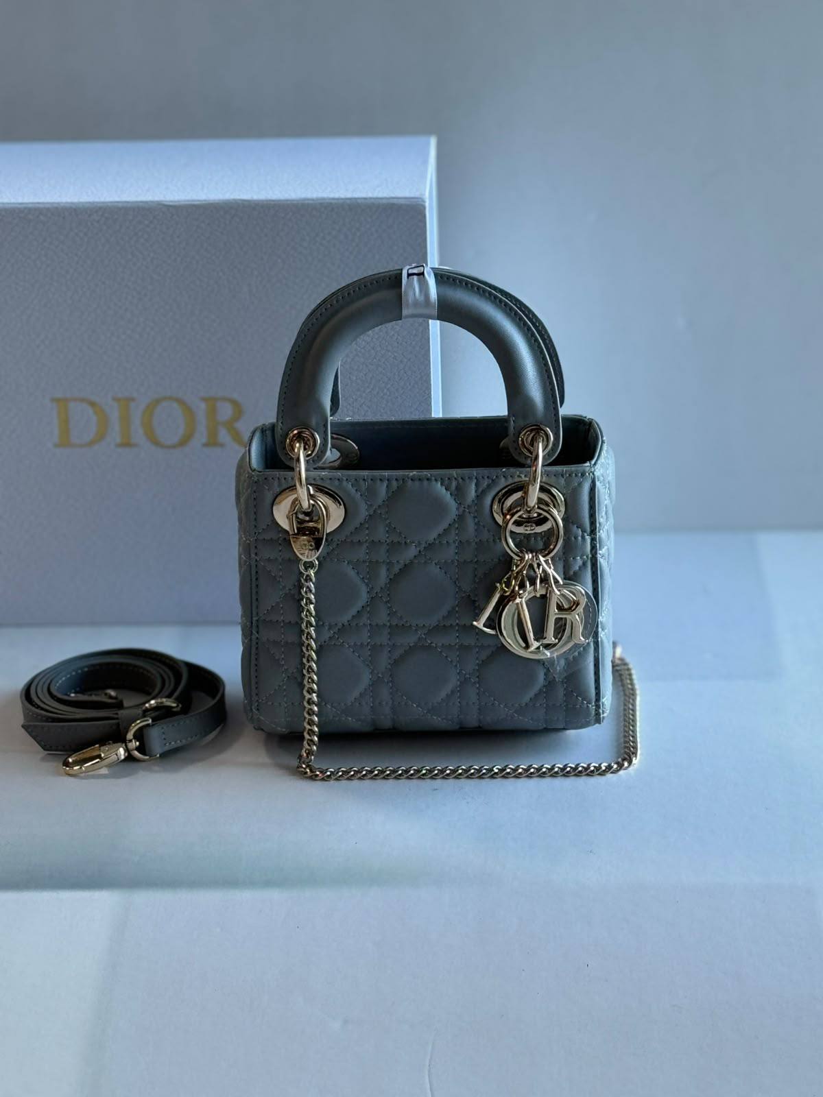 Dior

17Cm 
With Box
280 dhs🇦🇪🇦🇪

Zain131
♥️♥️♥️
