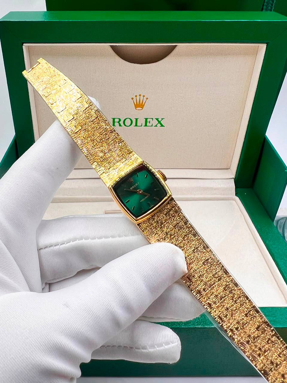 Rolex
350 dhs🇦🇪🇦🇪 
with box  
size：25mm×25mm

Zain85
♥️♥️♥️