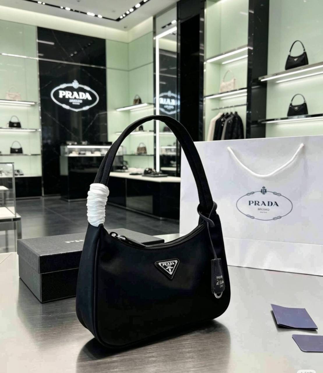 YSL

 GOOD QUALITY

 WITH BOX
🎁🎁🎁

95 dhs✅

Zain39
♥️♥️♥️

Prada