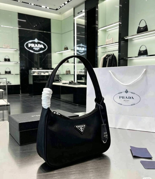 YSL

 GOOD QUALITY

 WITH BOX
🎁🎁🎁

95 dhs✅

Zain39
♥️♥️♥️

Prada