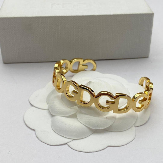 FENDI
MASTER 💫✨💥
BANGLE
55 DHS💓
WITH BOX AND PAPER BAG 🎁🛍️

Zain89
♥️♥️♥️