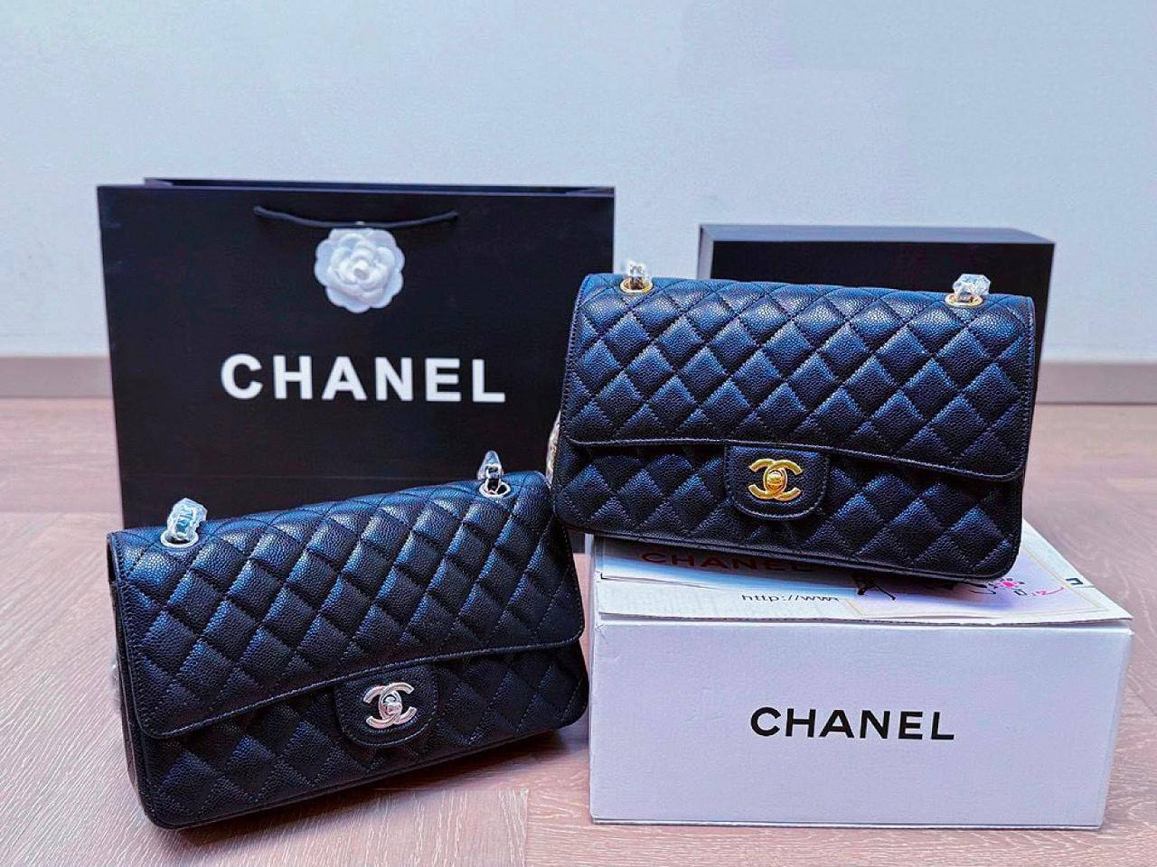 CHANEL 
 HIGH QUALITY 
WITH FOLDING BOX 
130 dhs💓

Zain17
♥️♥️♥️