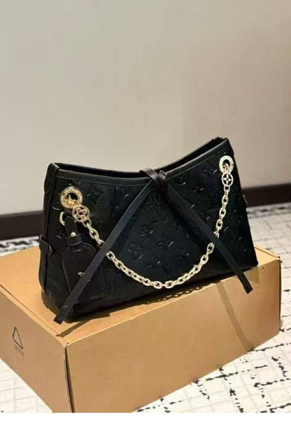 LV
Quality 💯
Size 24cm

100 dhs✅
With box 📦

Zain70
♥️♥️♥️