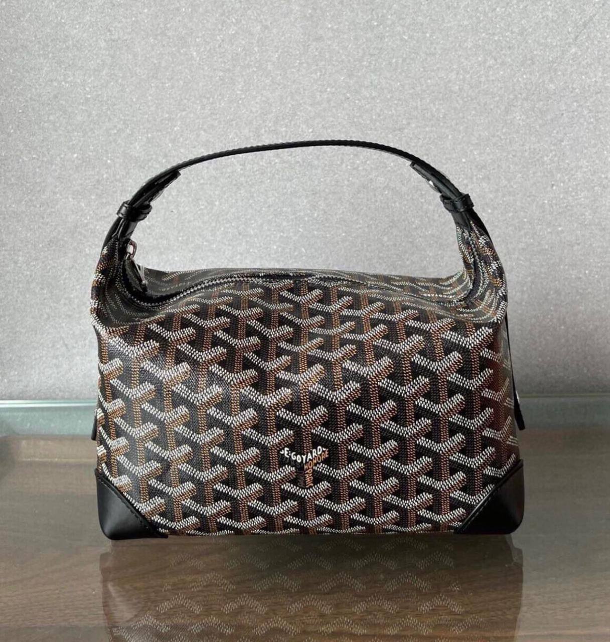 Goyard 
good quality 
with box 
🎁🎁🎁

120 dhs✅

Size : 25cm

Zain295
♥️♥️♥️