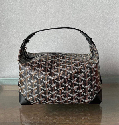 Goyard 
good quality 
with box 
🎁🎁🎁

120 dhs✅

Size : 25cm

Zain295
♥️♥️♥️