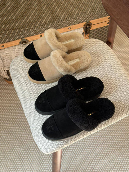 Chanel 
Size: 36 to 41
Super master quality 
500 dhs🪙💚

Zain198
♥️♥️♥️