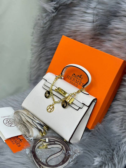 HERMES
SIZE……….  22  CM🌷
90 dhs🪙💕

with BOX✅

Zain51
♥️♥️♥️
