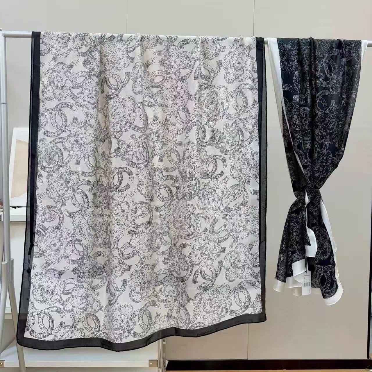 Silk scarf 
40 dhs❣️

Zain93
♥️♥️♥️