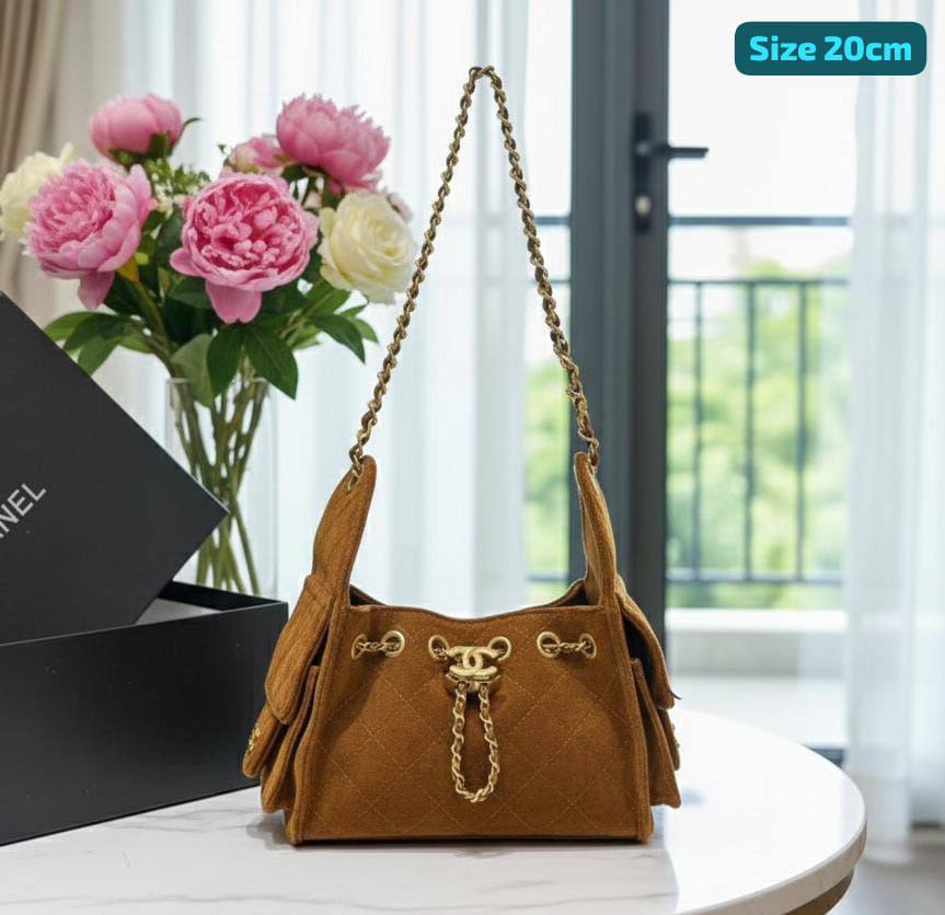 Chanel
Best quality

With box’s
🎁🎁🎁

105 dhs🗽
size 22cm

Zain158