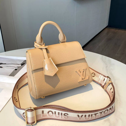 LV
Best quality 

with box 
🎁🎁🎁

115 dhs✅
size 21Cm

Zain290
♥️♥️♥️