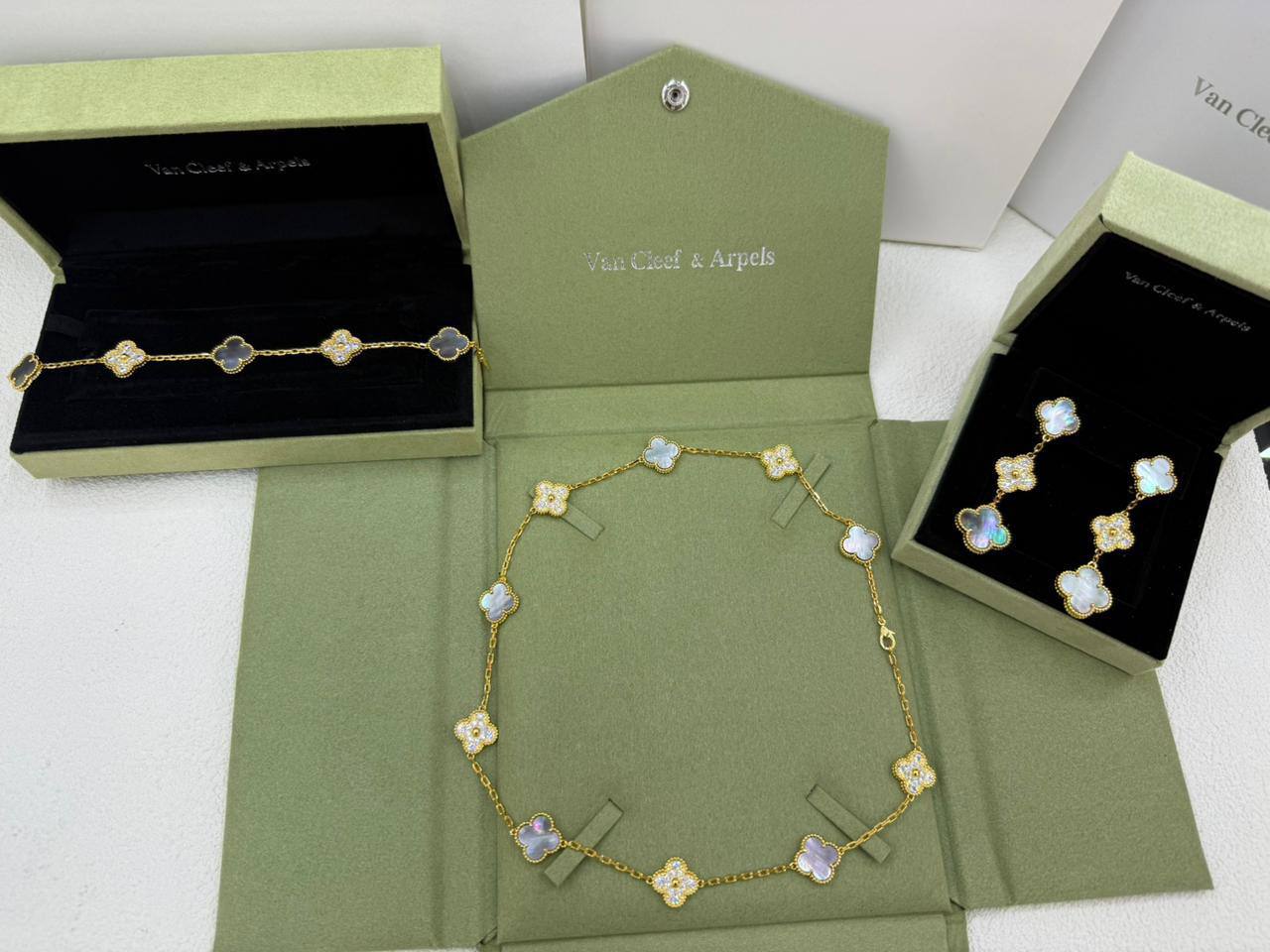 VCA SET❤️‍🔥*
Necklace 🍁
Earring💥
Bracelet 🐦‍🔥
Master quality 💯
With normal boxes 📦 
250 dhs🪙🌨️
With master box 🗃️ 
300 dhs🪙🌨️

Zain216
♥️♥️♥️