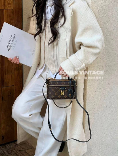 LV
95 dhs✅
With the box
🎁🎁🎁

Zain35
♥️♥️♥️