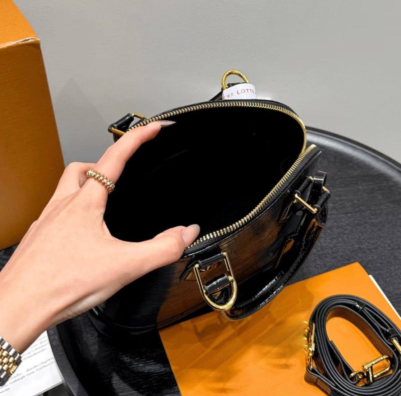 YSL 
COPY ONE NEW CAME BIG SIZE 

150 dhs🪙🌨️

Zain39
♥️♥️♥️