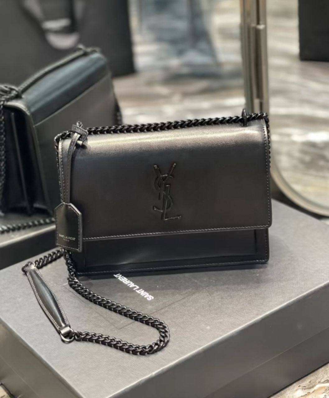YSL
110 dhs❣️
SIZE：24cm
Good quality 

with box
🎁🎁🎁

Zain35
♥️♥️♥️