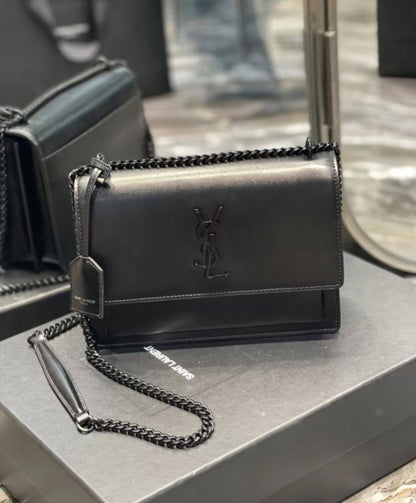 YSL
110 dhs❣️
SIZE：24cm
Good quality 

with box
🎁🎁🎁

Zain35
♥️♥️♥️