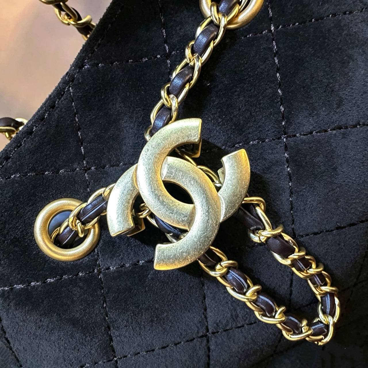 CHANEL 
HIGH QUALITY 
130 dhs🇦🇪🇦🇪
SIZE : 28cm

Zain295
♥️♥️♥️