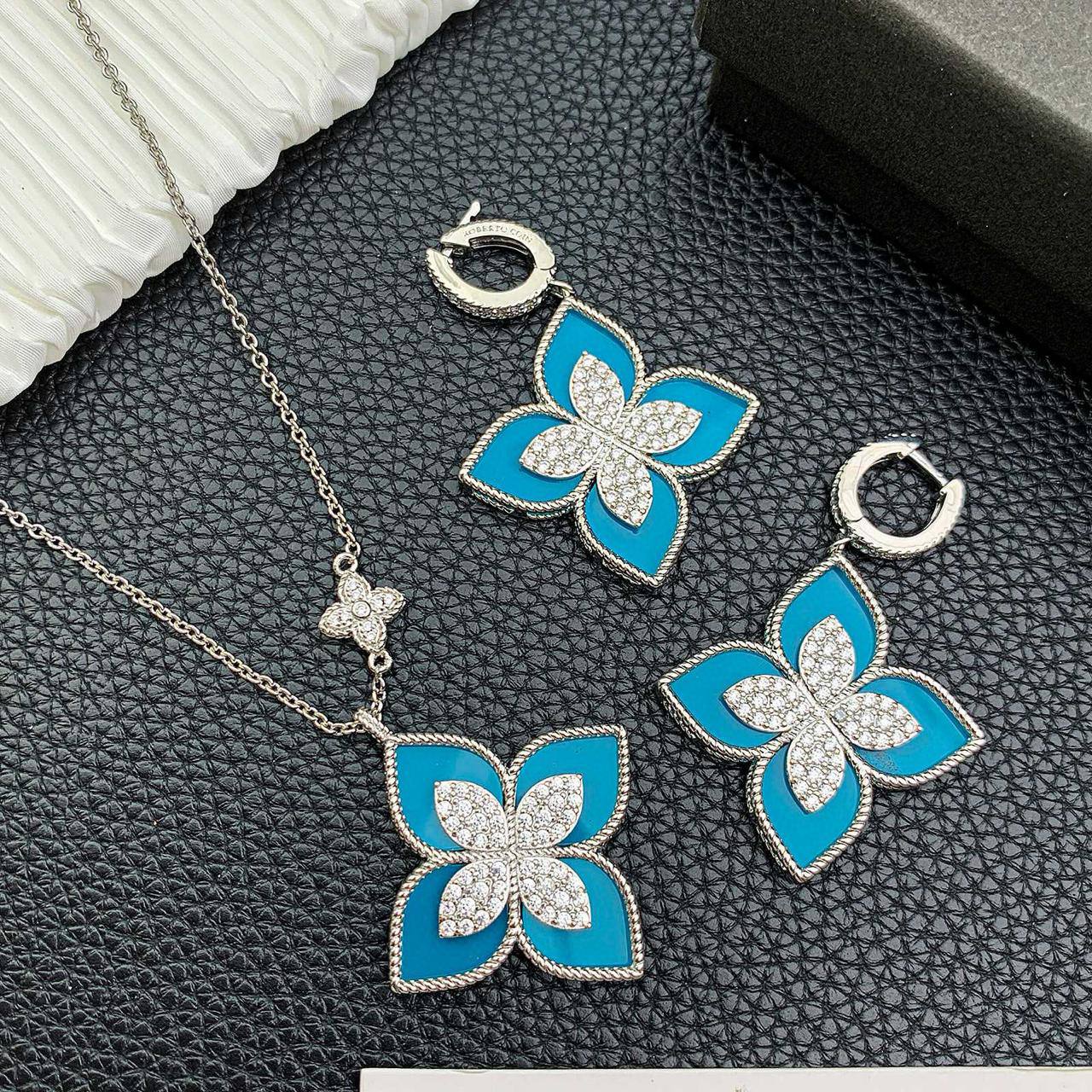 ROBERTO COIN
SET MASTER💫✨
NECKLACE EARRINGS
WITH BOX AND PAPER BAG 🎁🛍️
140 DHS✅

Zain89
♥️♥️♥️