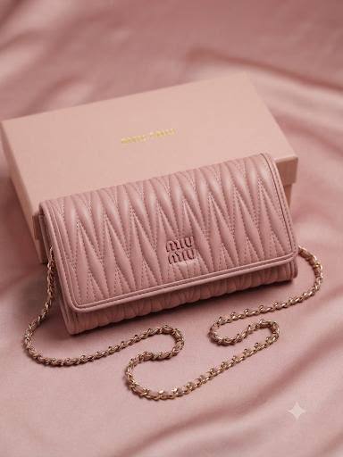 NEW CAME 
MIU MIU BAG
GOOD QUALITY 
55 dhs✅
WITHBOX
SIZE- 20*12*3

Zain40
♥️♥️♥️