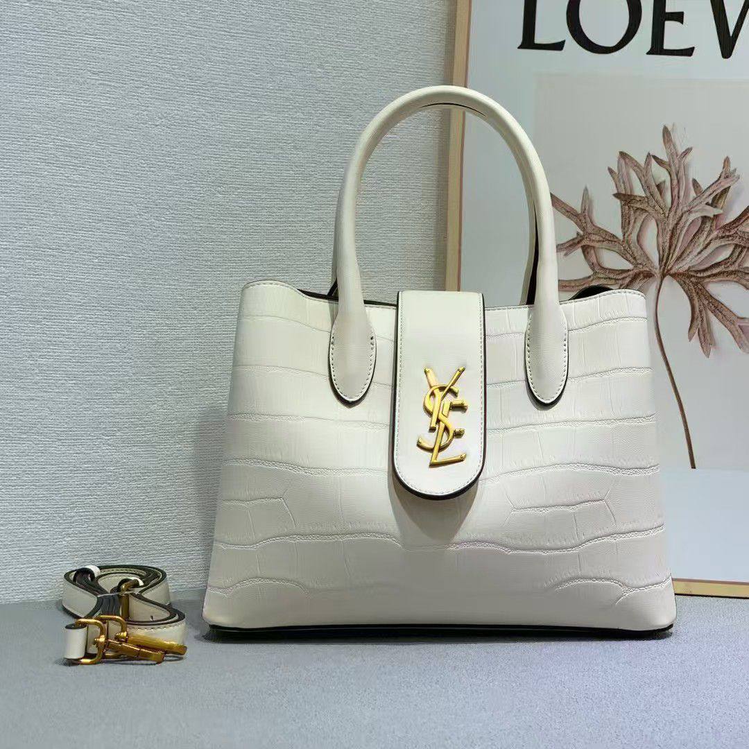 LV
18cm
330 dhs✅
Top quality 
With box🎁

Zain167
♥️♥️♥️