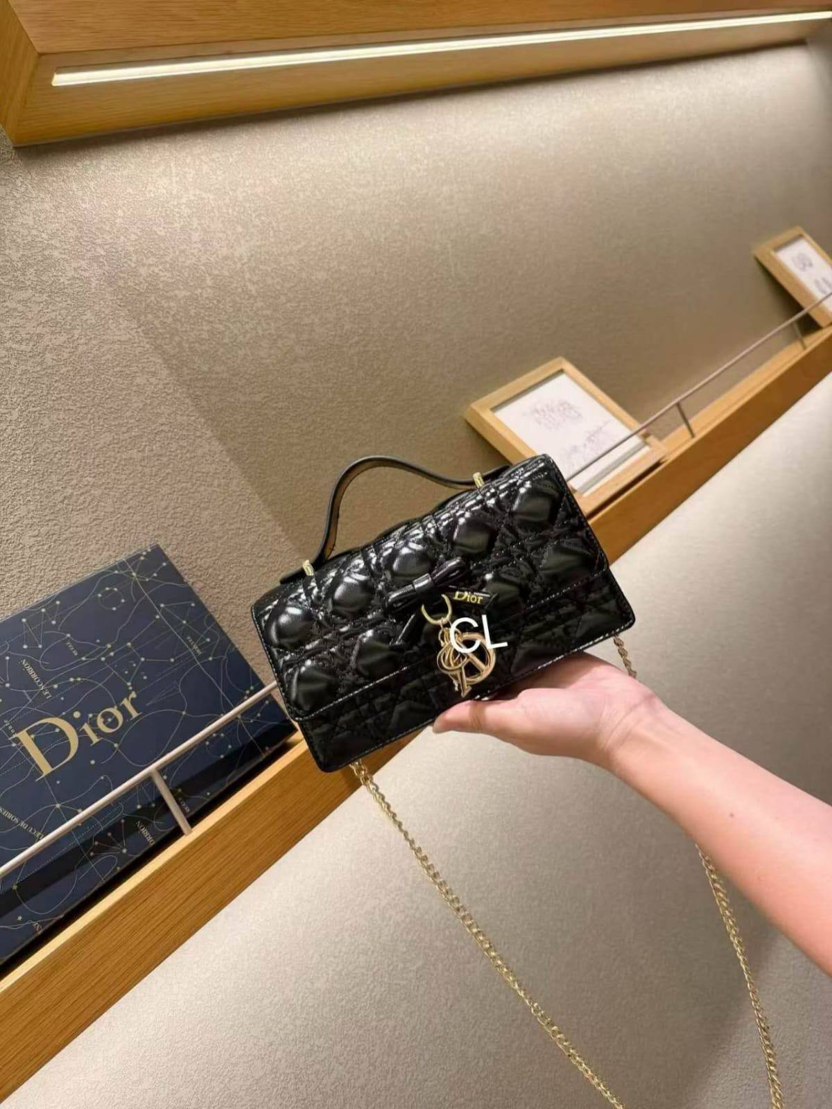DIOR
 GOOD QUALITY 
110 dhs🇦🇪🇦🇪
WHITE BOXS 
SIZE 22 CM

Zain200
♥️♥️♥️