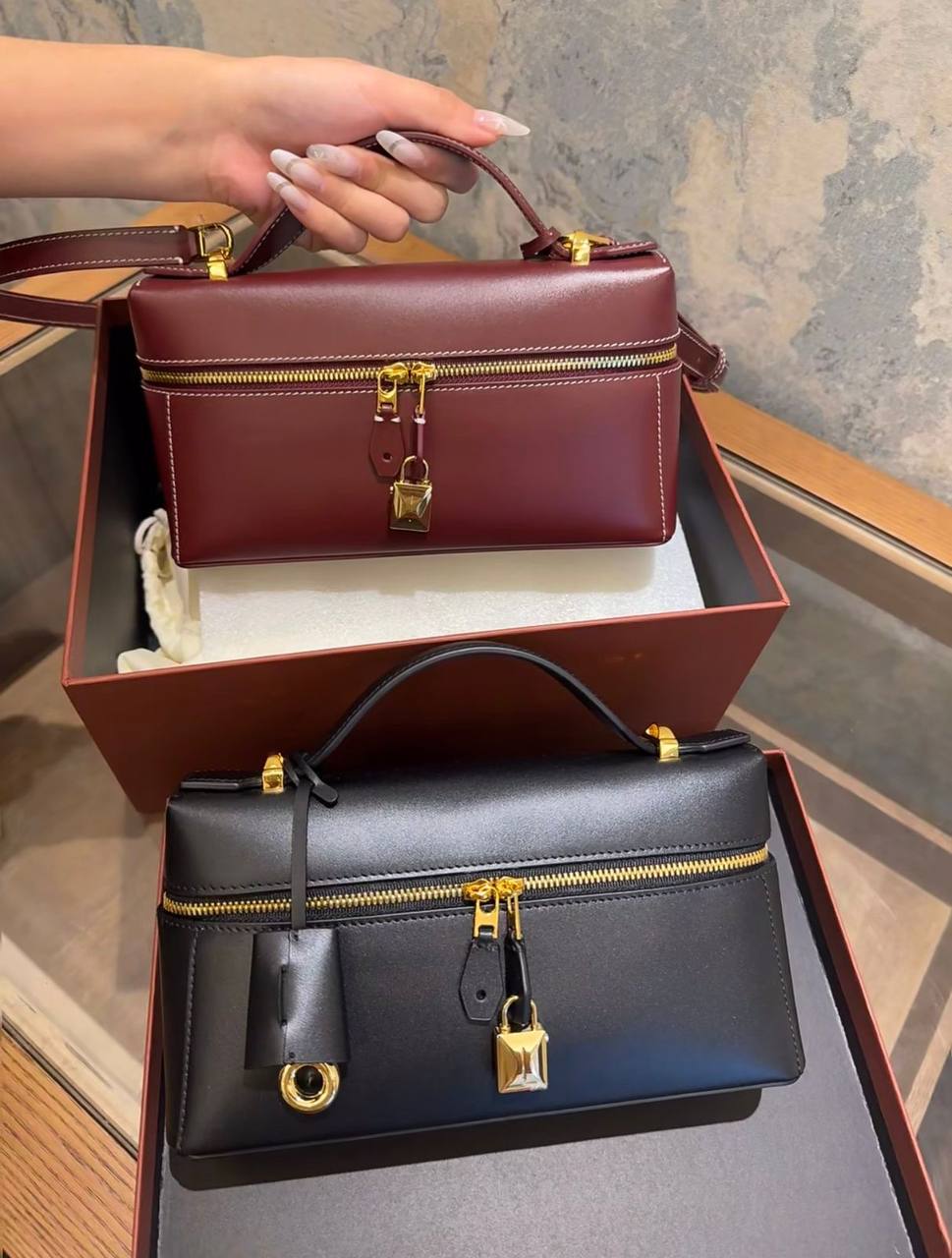 Loro Piana
100 dhs✅
Good-quality 

with box
🎁🎁🎁

Zain35
♥️♥️♥️