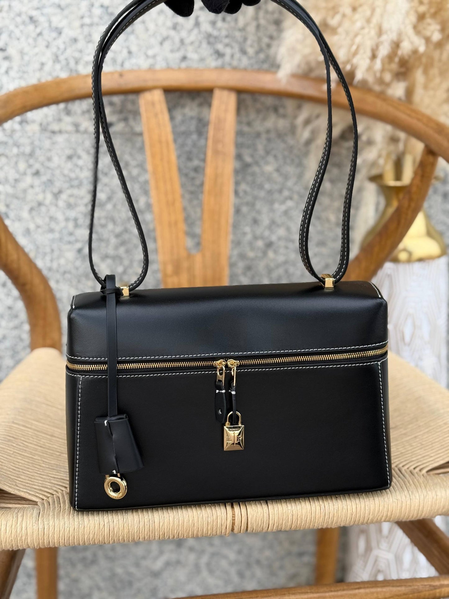 Available again✨✨✨
MISS DIOR
22cm
280 dhs🪙🌨️
Top quality 
With box🎁

Zain167
♥️♥️♥️