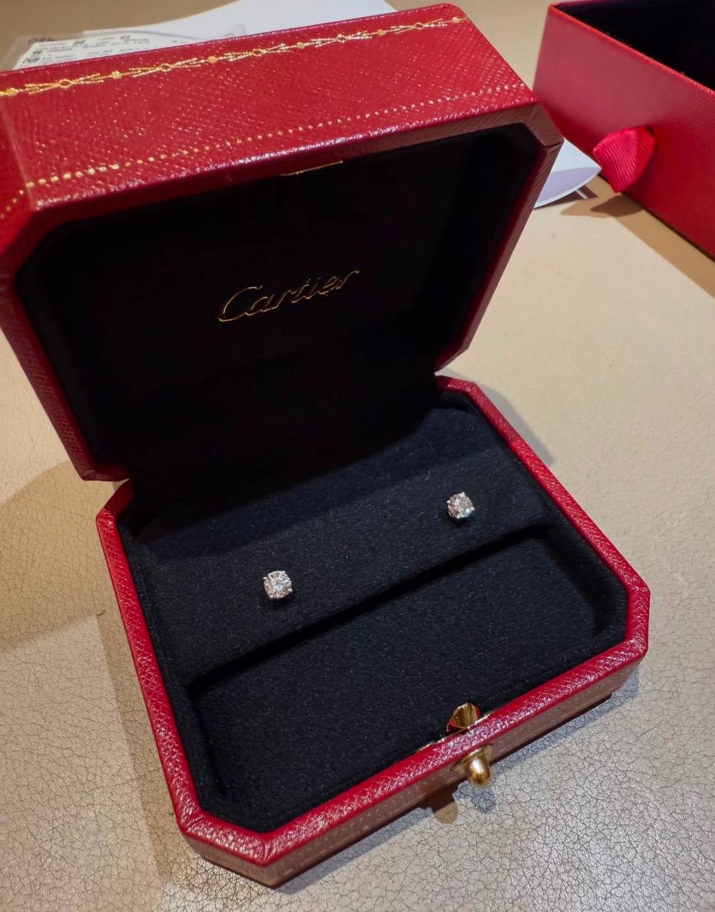Cartier ❤️‍🔥*
Necklace 🍁
Earring 💥
Master quality 💯
With normal boxes 🗃️ 
80 dhs✅
With master box 📦 
120 dhs✅

Zain216
♥️♥️♥️