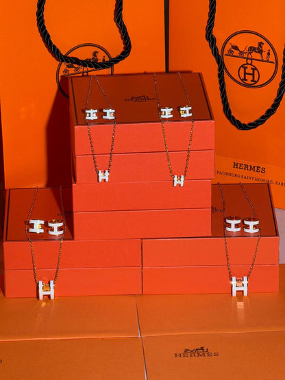 *Hermes*
  
(Fine Jewelry Collection 😍  )

Quality: Super Master 
Non -Tarnish color

* ⁠Necklace 
* ⁠Earring
For Price 👇 WTSP Text Zain 0568585901

Zain268
♥️♥️♥️