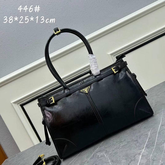 Prada Master
        38Cm
350 dhs🪙💕

Zain131
♥️♥️♥️
