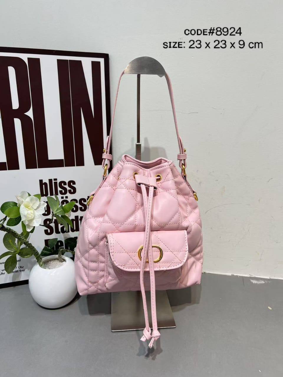 CHRISTIAN DIOR
BUCKET BAG
ᴡɪᴛʜ ʟᴏɴɢ ʙᴇʟᴛ sᴛʀᴀᴘ
sɪᴢᴇ : 23 cm

70 dhs🪙💕

Zain31
♥️♥️♥️