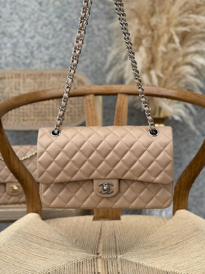CHANEL
25cm
370 dhs✅
Top quality 
With box🎁

Zain167
♥️♥️♥️