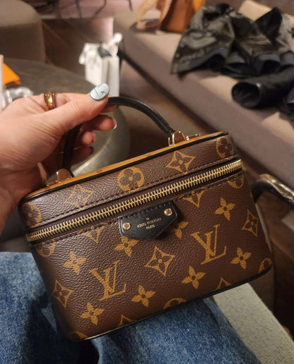 LV

90 dhs🗽

with box
🎁🎁🎁

Zain07