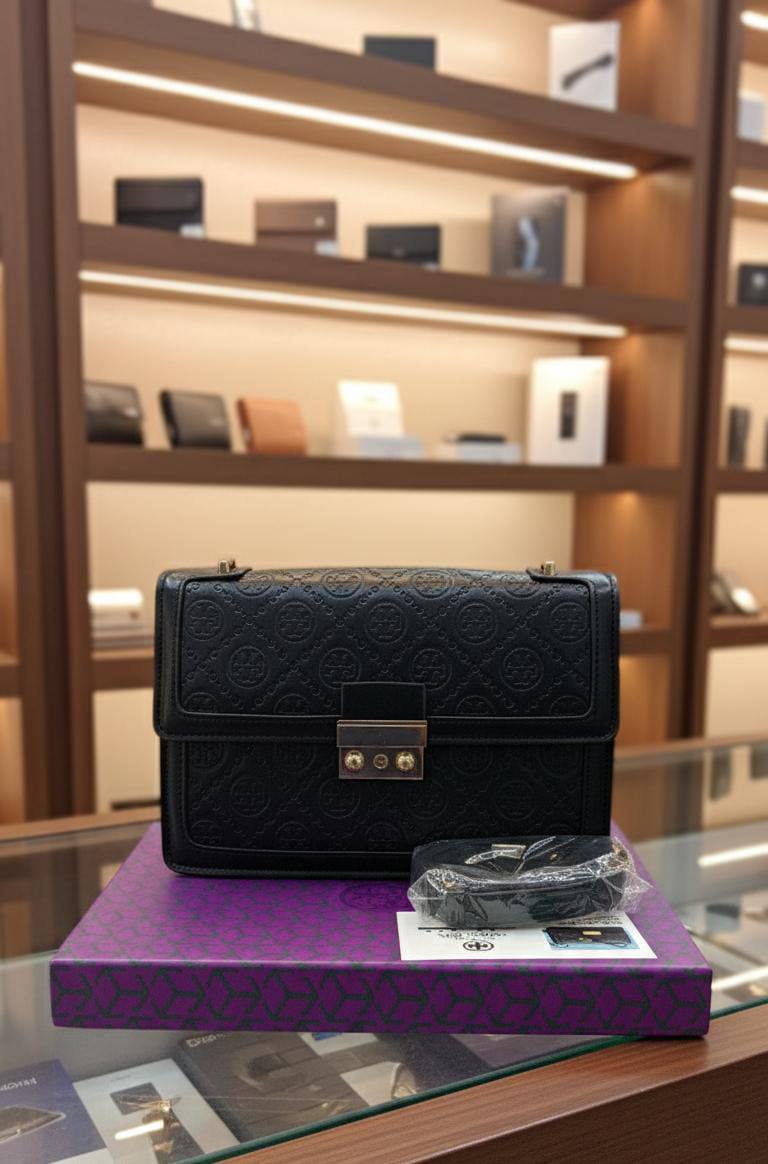 Tory Burch
Good quality 

with box
🎁🎁🎁

80 dhs🪙💕

Zain186
♥️♥️♥️