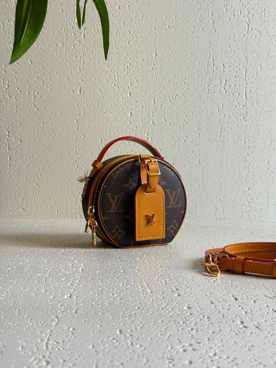 *Louis Vuitton Petite Boite bag*👀🧡
LV
*Size: mini 13cm, Large 17.5cm*

*Super high quality🤩🪐👌🏼*
For Price 👇 WhatsApp✅
0568585901 
0507557372
0552275751 Owner Zain 👌

Zain325
♥️♥️♥️