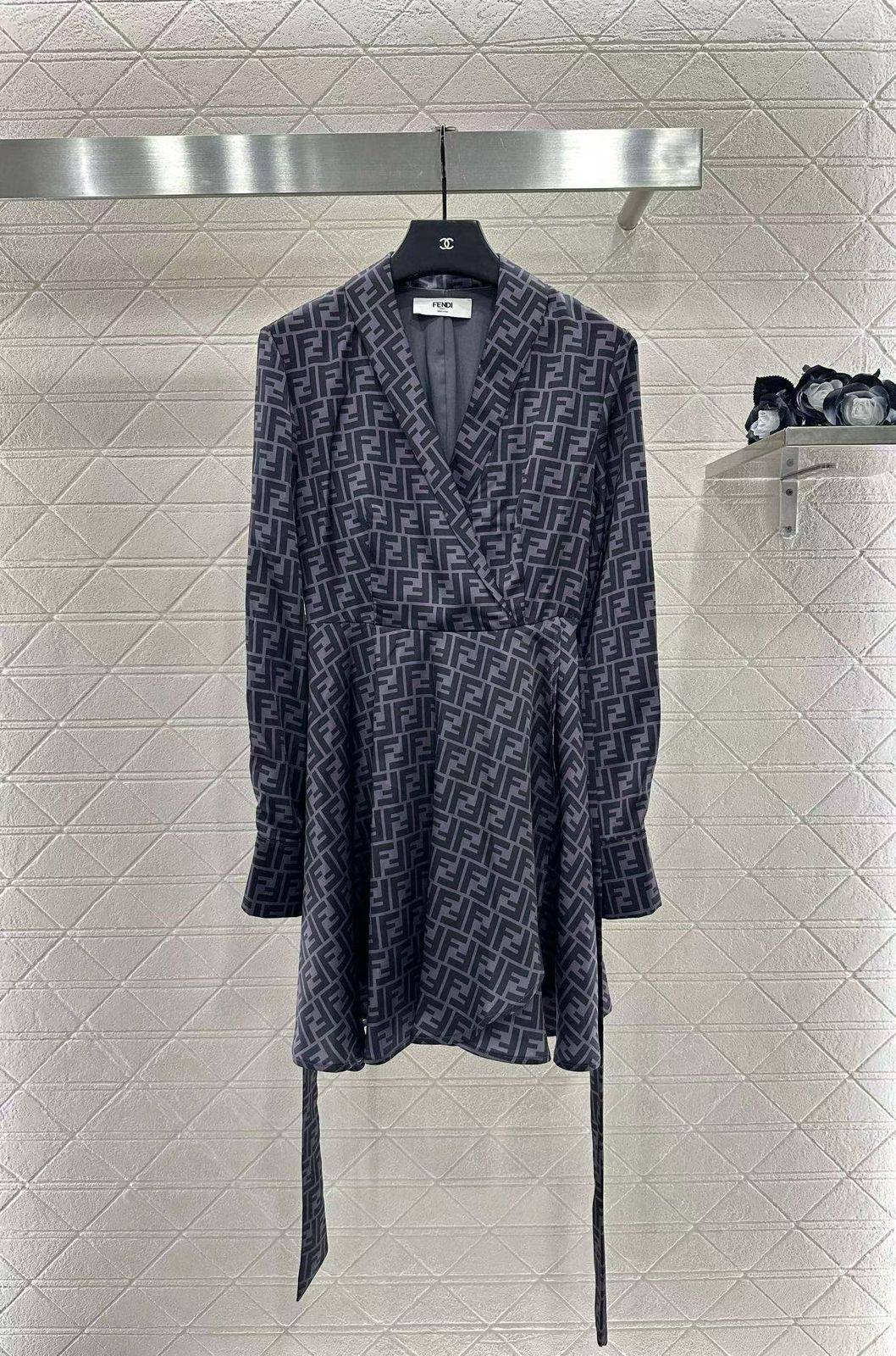 *New collections 💕💕    
180 dhs❣️
*good  quality  
*Sizes:S M L 
*AVAILABL

Zain231
♥️♥️♥️