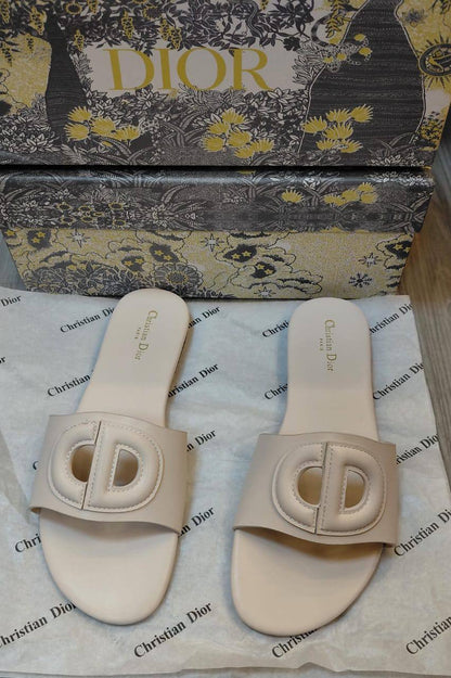 Christian Dior 
Size 36 To 41
90 dhs✅

Zain120
♥️♥️♥️