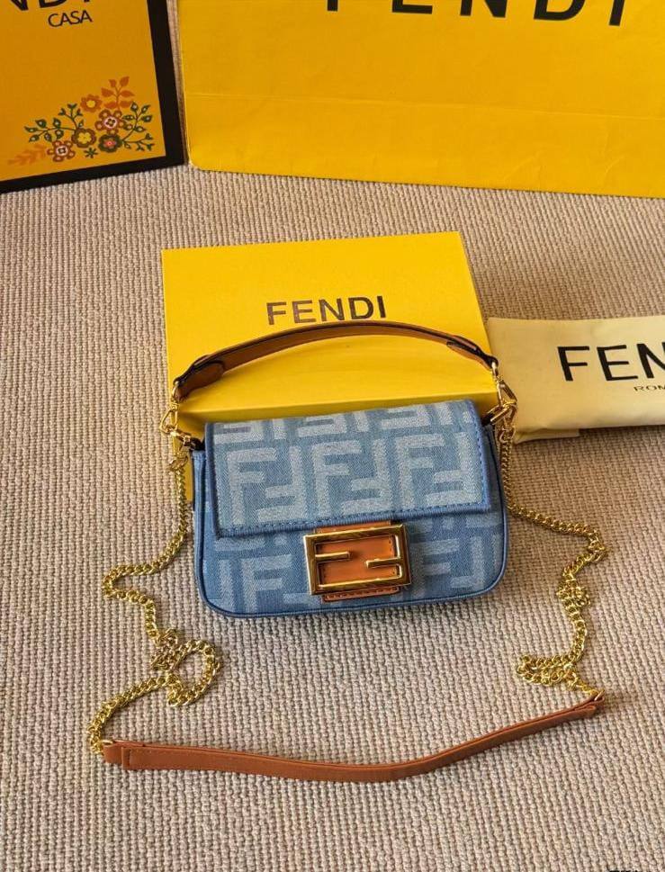 FENDI  
Mini Baguette
Master quality
18cm 

with box
🎁🎁🎁

190 dhs❤️


Zain95
♥️♥️♥️