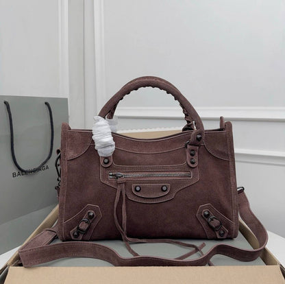 BALENCIAGA 
HIGH QUALITY
140 dhs✅

Zain39
♥️♥️♥️