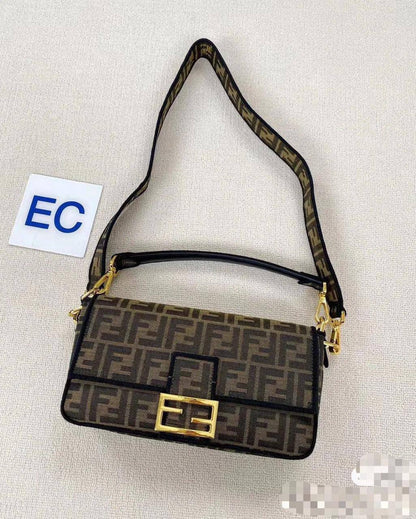 💎Fendi Baguette
1️⃣ First quality +box🎁 
Size : 26 *15 cm
95 dhs🌺
with box 🎁

Zain115
♥️♥️♥️