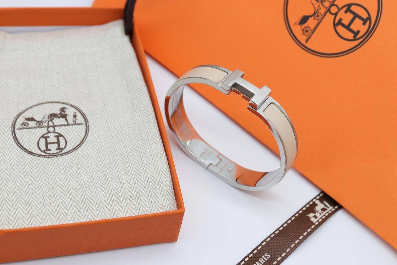 Hermes Bangles

super master 

115 dhs✅

with orignal box🎁

Zain32
♥️♥️♥️