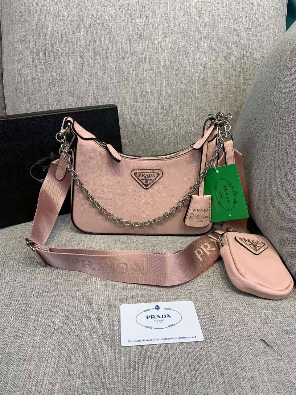 Prada

95 dhs✅

with box
🎁🎁🎁

Zain235
♥️♥️♥️
