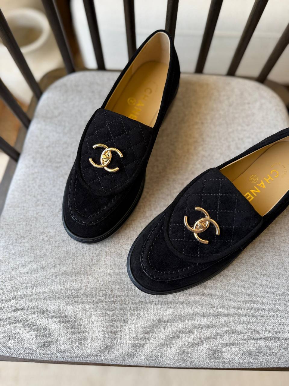 Chanel 
𝑨𝑨𝑨 𝑸𝒖𝒂𝒍𝒊𝒕𝒚
𝑺𝒊𝒛𝒆 𝟑5 𝒕𝒐 𝟒2 
450 dhs✅

Zain281
♥️♥️♥️