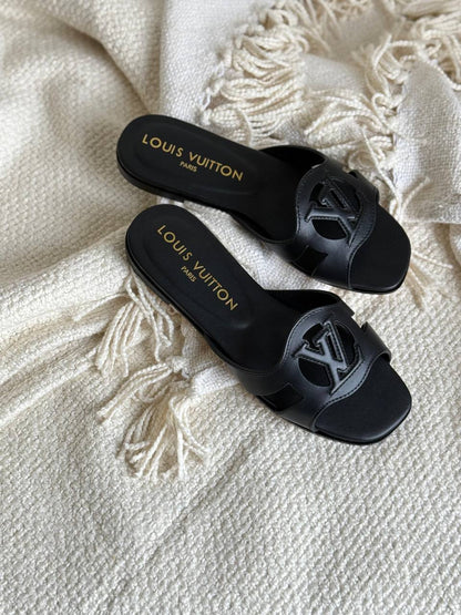 LV
AAA Quality
Size 36 to 41
450 dhs✅

Zain288
♥️♥️♥️