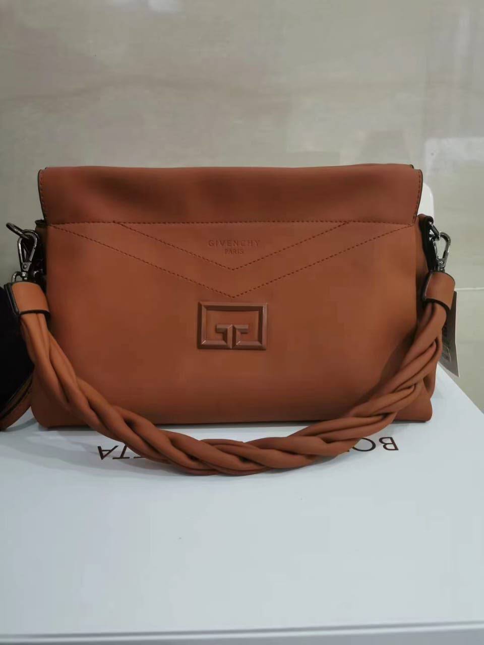 Givenchy

New arrived 
Givenchy women's bag 
115 dhs🇦🇪🇦🇪

Size 29cm

Zain161
♥️♥️♥️