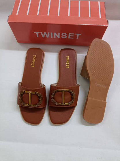 Slippers
65 dhs✅

Size 36-41

Zain161
♥️♥️♥️