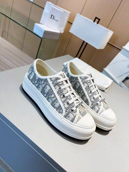 DIOR 
☘️ *SIZE  36  to 41 ☘️                                                                                                       
280 dhs❣️

Zain244
♥️♥️♥️