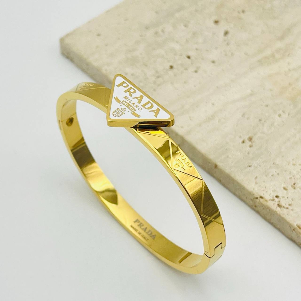 New arrival 
Prada Stainless steel with 18k gold plated bangle 
35 dhs🪙🌨️

Zain243
♥️♥️♥️
