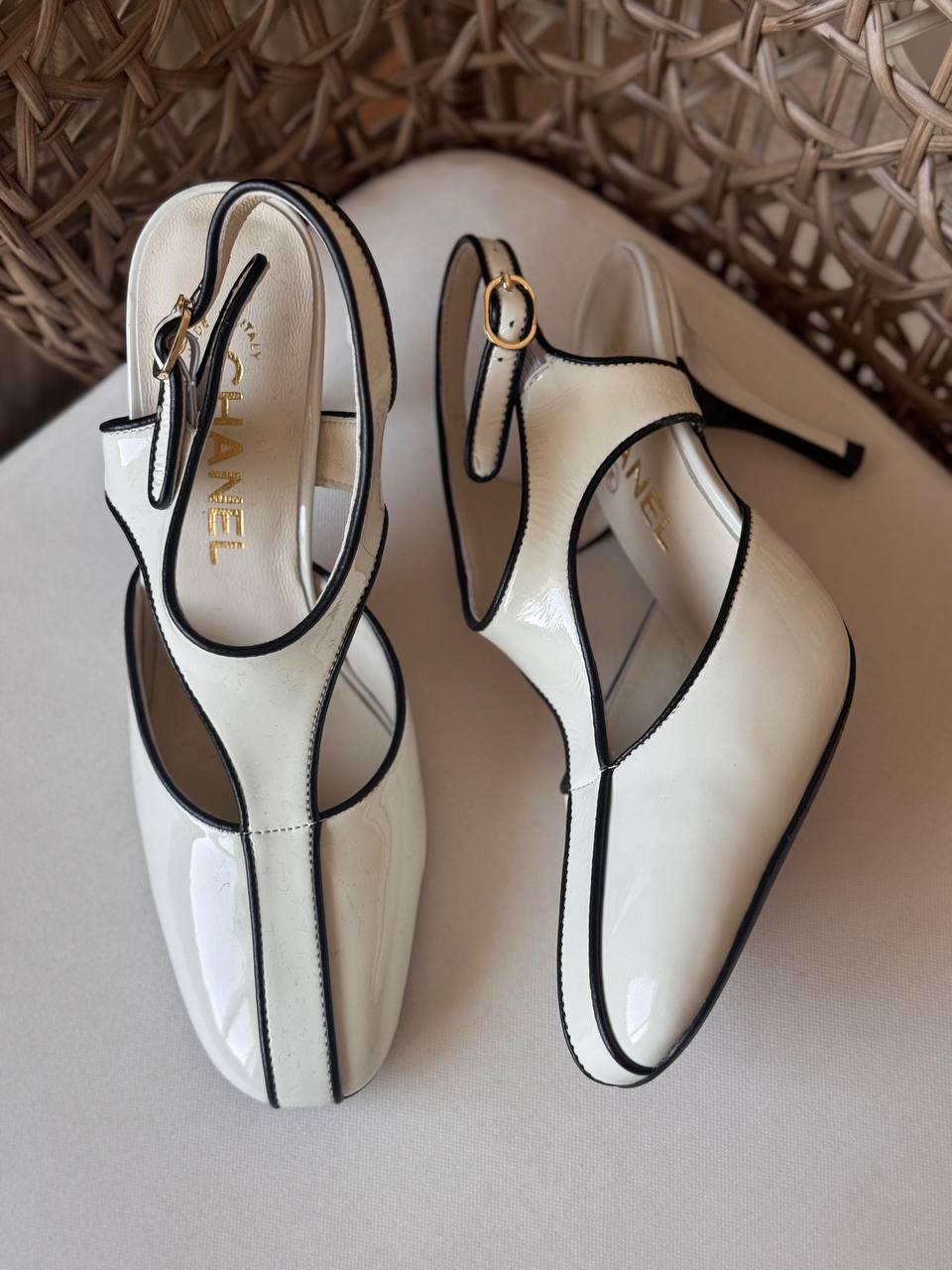 CHANEL 🤍
🤩Available new 😍😍
Size: 36 to 41
Super master quality
450 dhs✅

Zain198
♥️♥️♥️