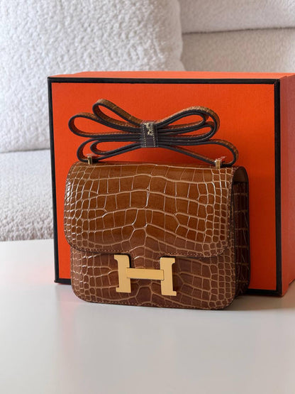 Hermes constance croc 18cm💕master quality😍

with box❤️
🎁🎁🎁

340 dhs🪙🖤🇦🇪

Zain52
♥️♥️♥️