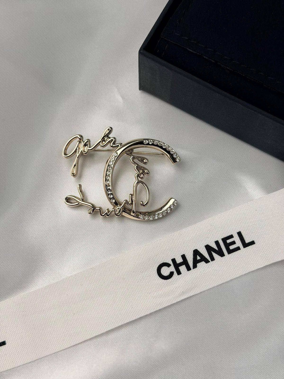 Chanel
75 dhs❣️

Zain106
♥️♥️♥️